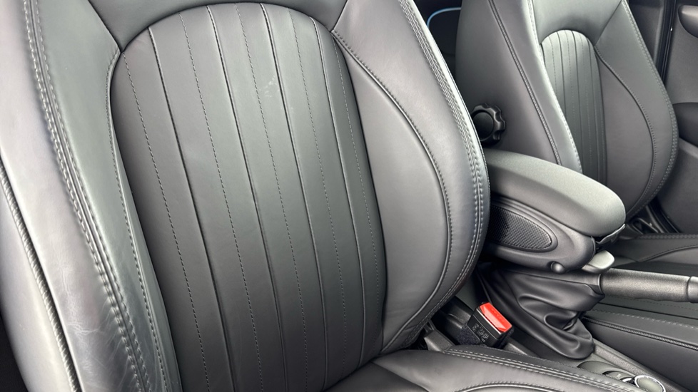 MINI Hatchback 1.5 Cooper Exclusive 5dr Auto [Comfort Pack] Petrol Hatchback - Image 40