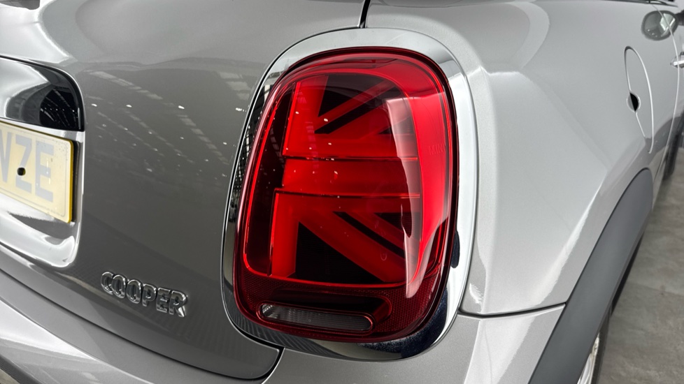 MINI Hatchback 1.5 Cooper Classic 3dr Auto [Comfort Pack] Petrol Hatchback - Image 22