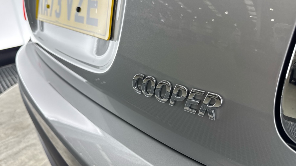 MINI Hatchback 1.5 Cooper Classic 3dr Auto [Comfort Pack] Petrol Hatchback - Image 24