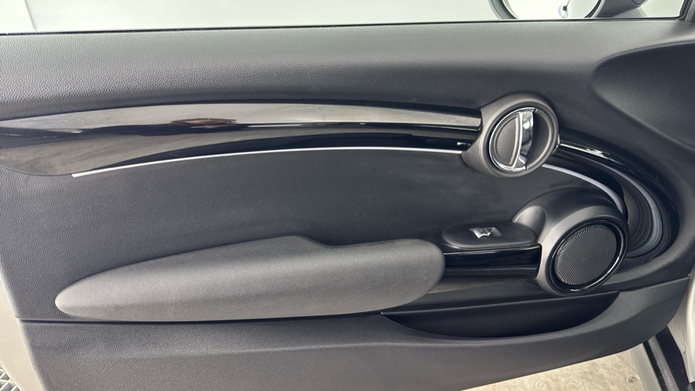 MINI Hatchback 1.5 Cooper Classic 3dr Auto [Comfort Pack] Petrol Hatchback - Image 31