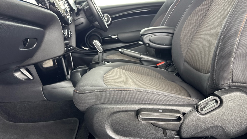 MINI Hatchback 1.5 Cooper Classic 3dr Auto [Comfort Pack] Petrol Hatchback - Image 32