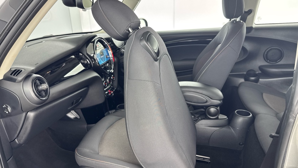 MINI Hatchback 1.5 Cooper Classic 3dr Auto [Comfort Pack] Petrol Hatchback - Image 34