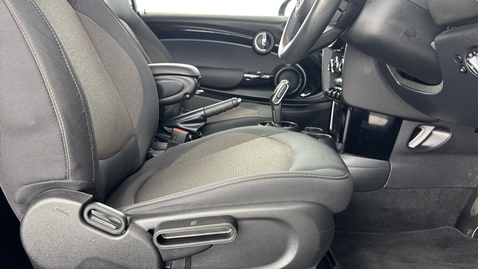 MINI Hatchback 1.5 Cooper Classic 3dr Auto [Comfort Pack] Petrol Hatchback - Image 38