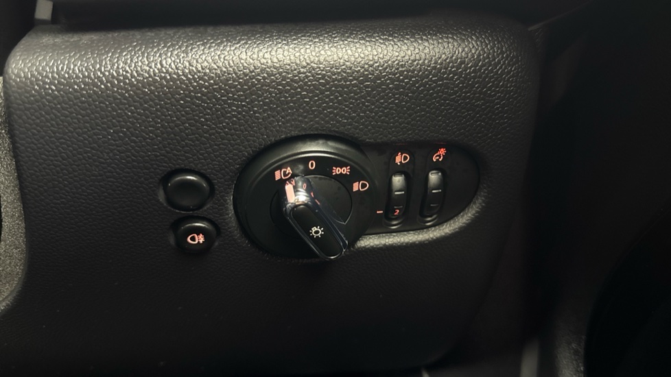 MINI Hatchback 1.5 Cooper Classic 3dr Auto [Comfort Pack] Petrol Hatchback - Image 47