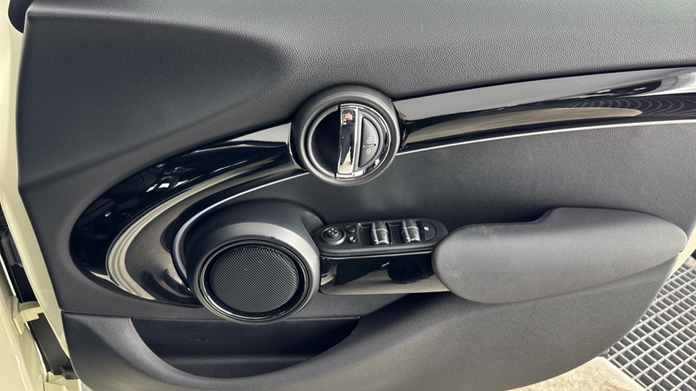MINI Hatchback 1.5 Cooper Sport 5dr Auto [Comfort/Nav Pack] Petrol Hatchback - Image 20