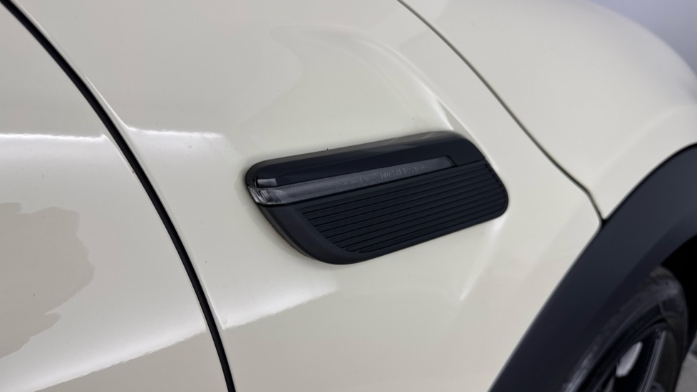 MINI Hatchback 1.5 Cooper Sport 5dr Auto [Comfort/Nav Pack] Petrol Hatchback - Image 32