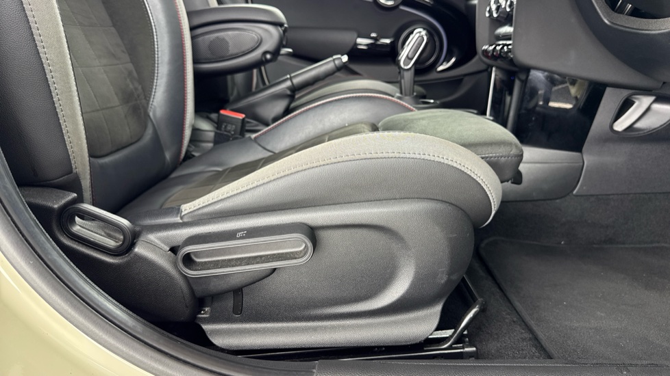 MINI Hatchback 1.5 Cooper Sport 5dr Auto [Comfort/Nav Pack] Petrol Hatchback - Image 36