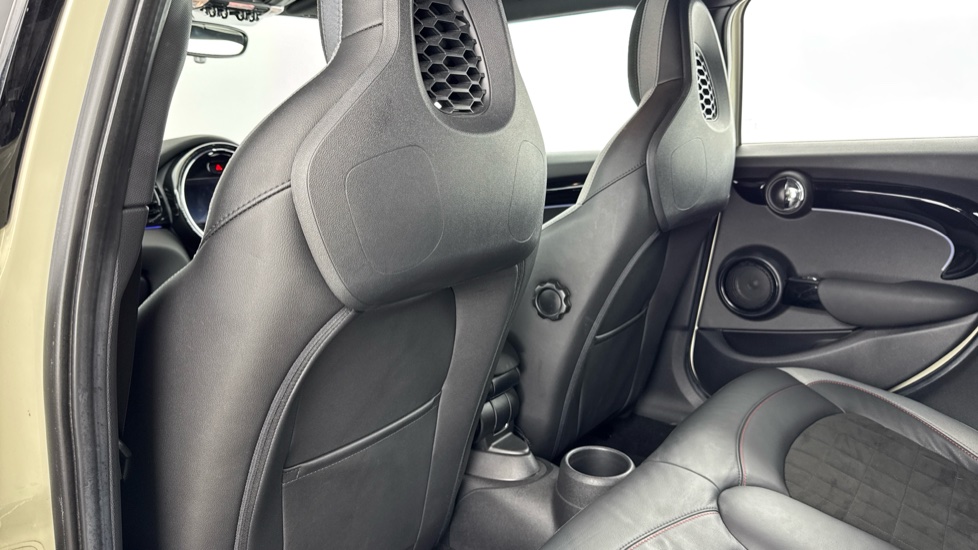 MINI Hatchback 1.5 Cooper Sport 5dr Auto [Comfort/Nav Pack] Petrol Hatchback - Image 41