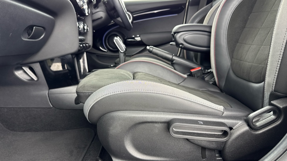 MINI Hatchback 1.5 Cooper Sport 5dr Auto [Comfort/Nav Pack] Petrol Hatchback - Image 47
