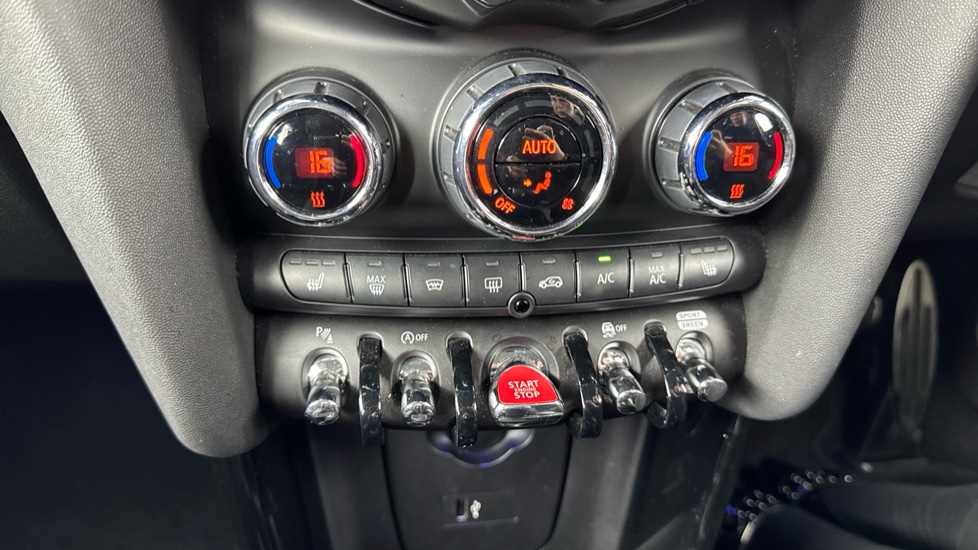 MINI Hatchback 1.5 Cooper Sport 5dr Auto [Comfort/Nav Pack] Petrol Hatchback - Image 59