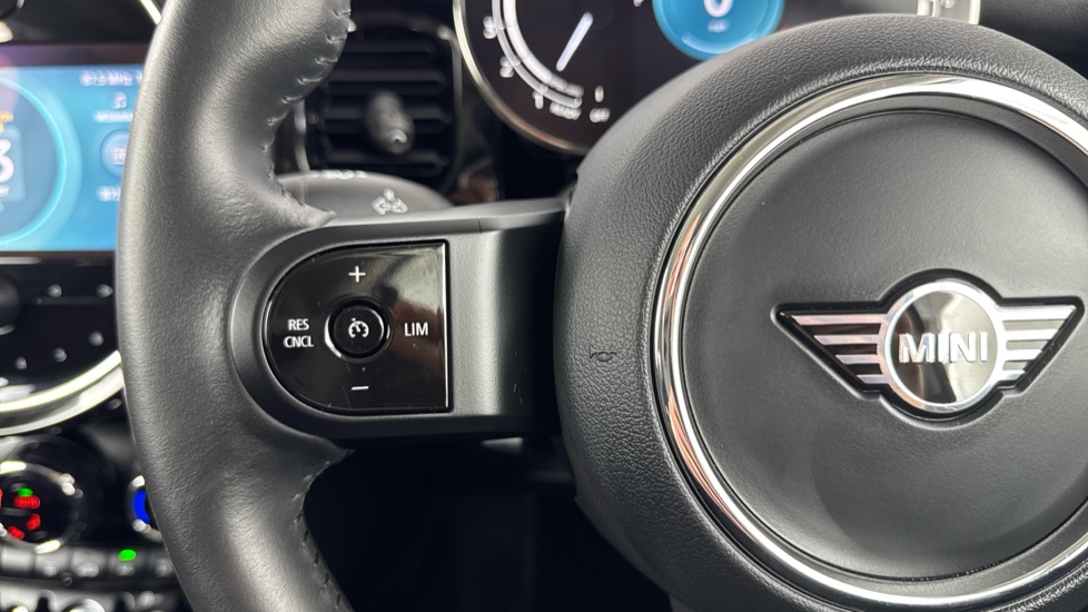 MINI Hatchback 1.5 Cooper Classic 3dr Auto [Comfort Pack] Petrol Hatchback - Image 17