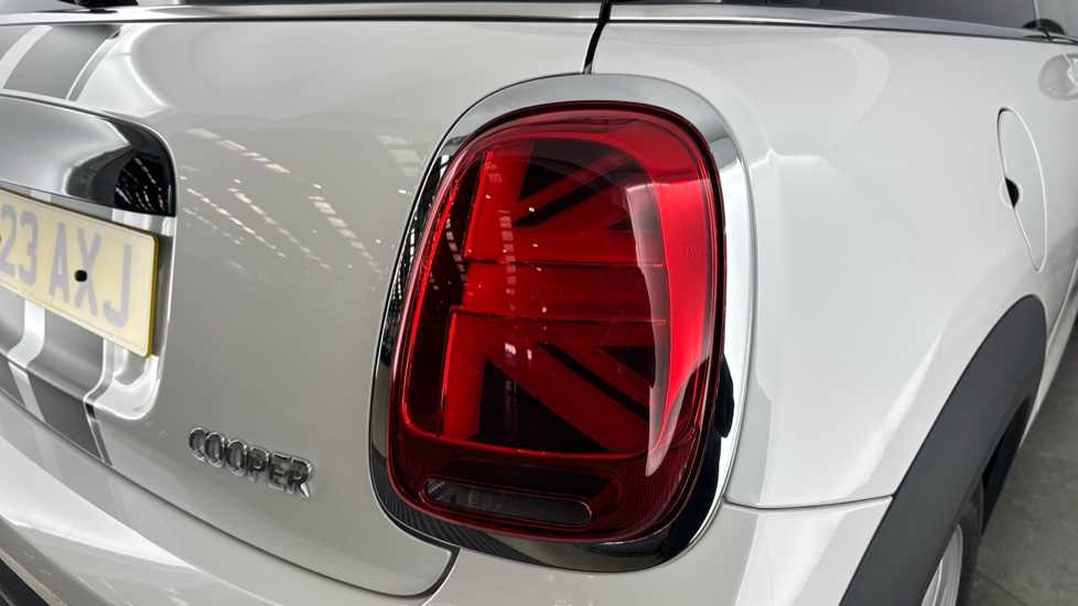 MINI Hatchback 1.5 Cooper Classic 3dr Auto [Comfort Pack] Petrol Hatchback - Image 22
