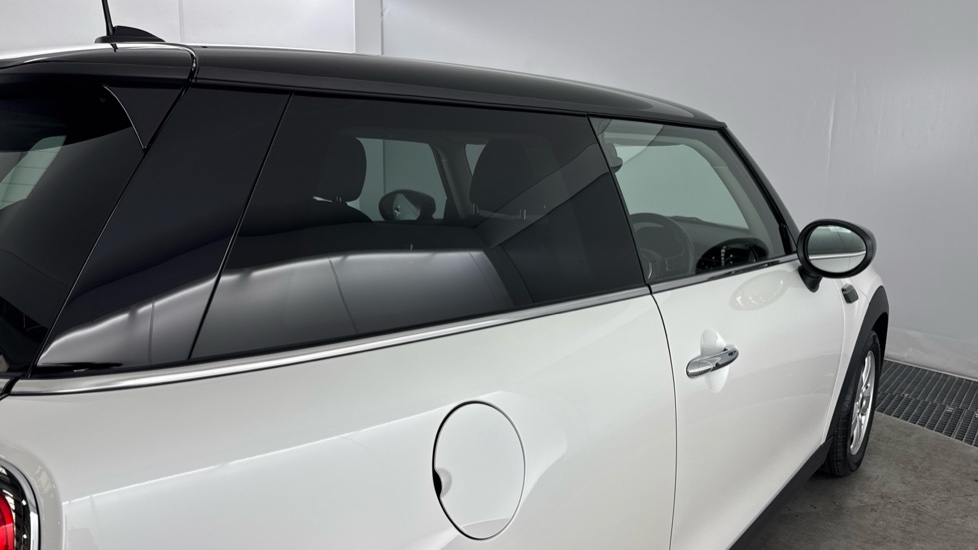 MINI Hatchback 1.5 Cooper Classic 3dr Auto [Comfort Pack] Petrol Hatchback - Image 25