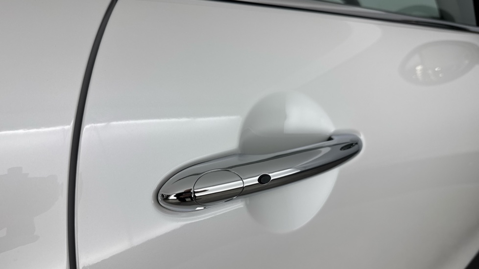 MINI Hatchback 1.5 Cooper Classic 3dr Auto [Comfort Pack] Petrol Hatchback - Image 26