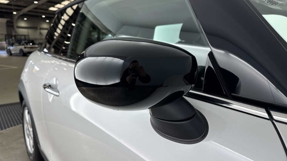 MINI Hatchback 1.5 Cooper Classic 3dr Auto [Comfort Pack] Petrol Hatchback - Image 27