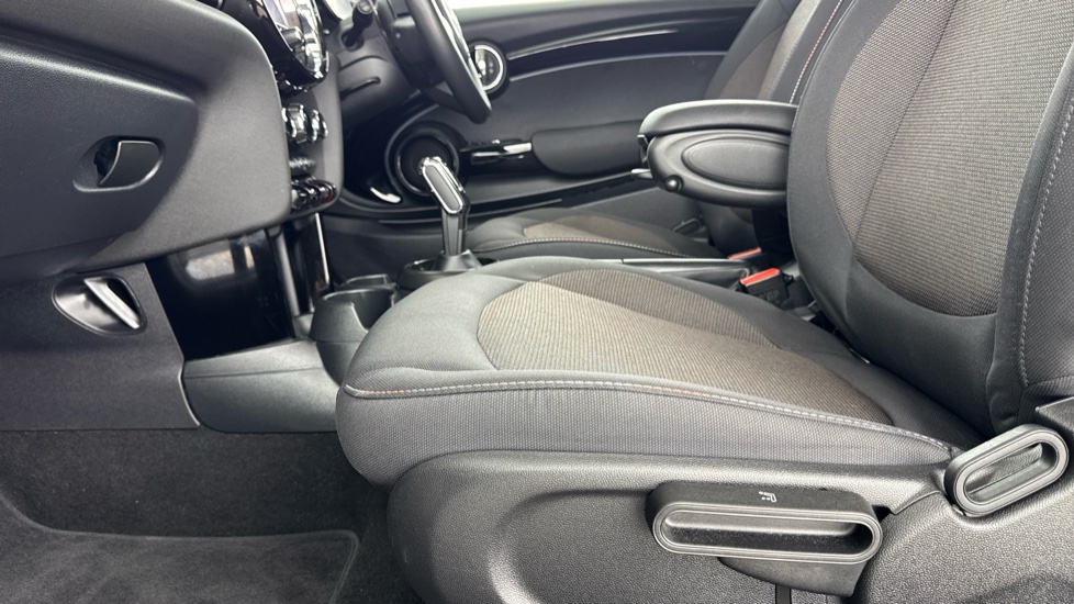 MINI Hatchback 1.5 Cooper Classic 3dr Auto [Comfort Pack] Petrol Hatchback - Image 32