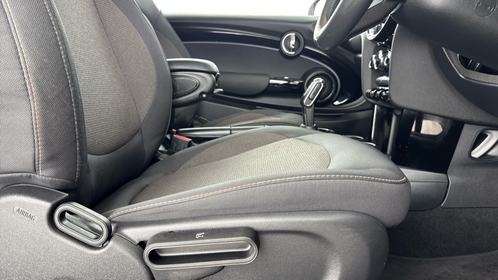 MINI Hatchback 1.5 Cooper Classic 3dr Auto [Comfort Pack] Petrol Hatchback - Image 38