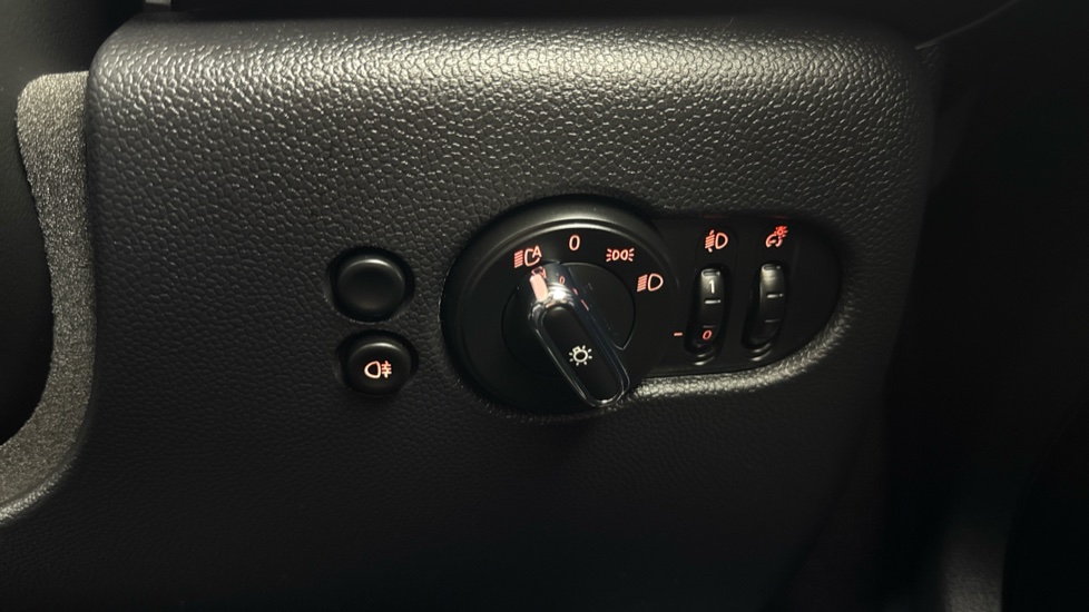 MINI Hatchback 1.5 Cooper Classic 3dr Auto [Comfort Pack] Petrol Hatchback - Image 45