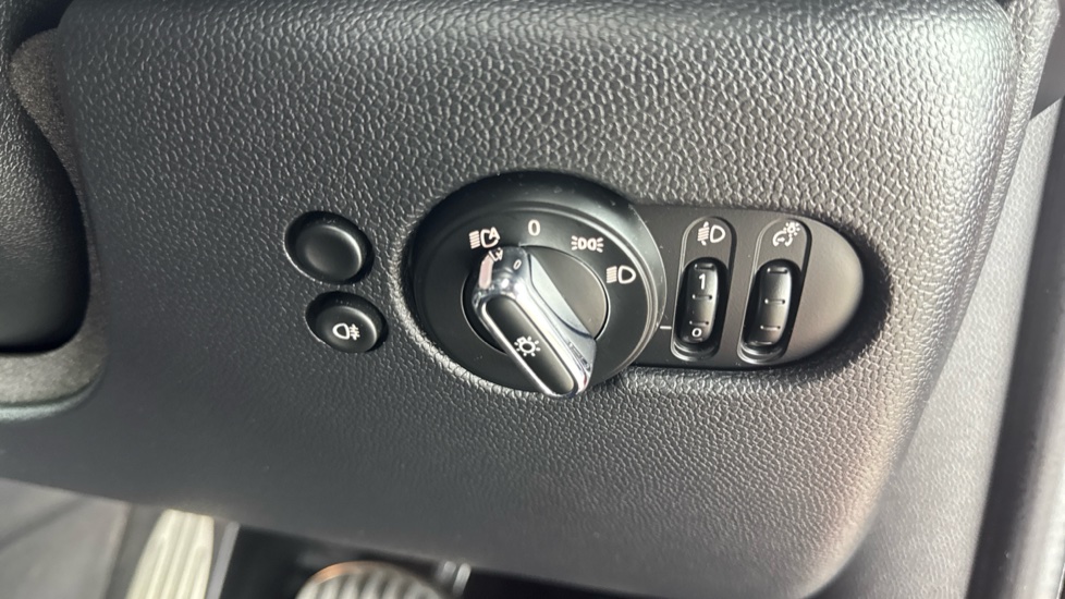 MINI Hatchback 1.5 Cooper Sport Premium 3dr Auto Petrol Hatchback - Image 32