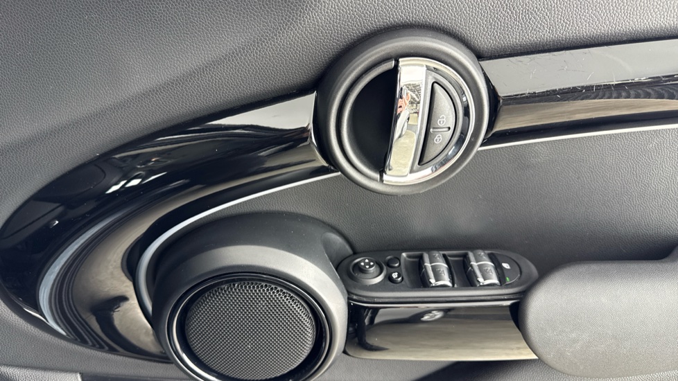 MINI Hatchback 1.5 Cooper Classic Premium 5dr Petrol Hatchback - Image 20