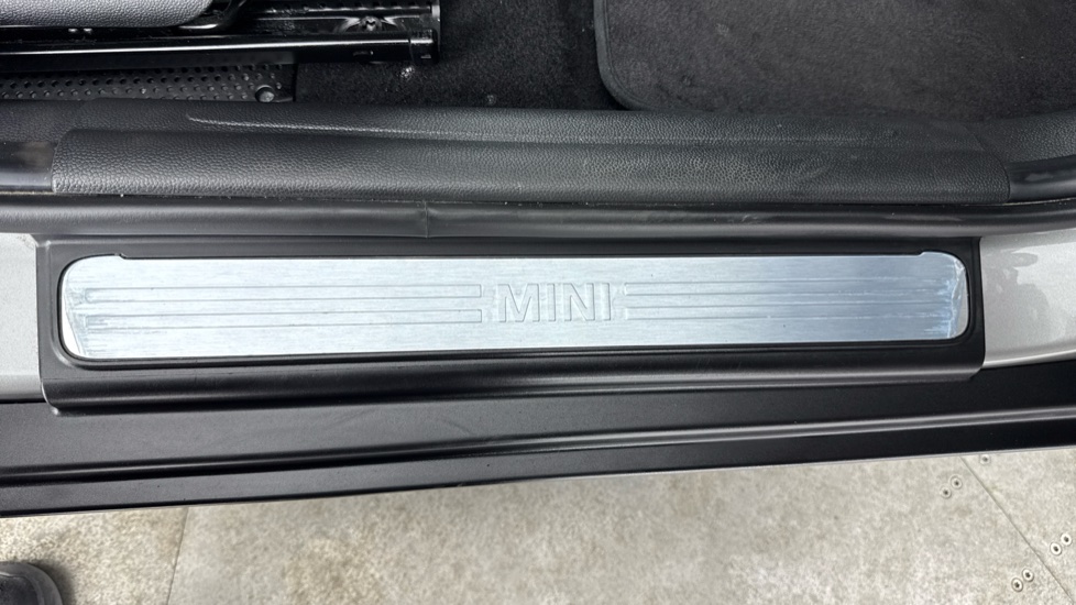 MINI Hatchback 1.5 Cooper Classic Premium 5dr Petrol Hatchback - Image 35