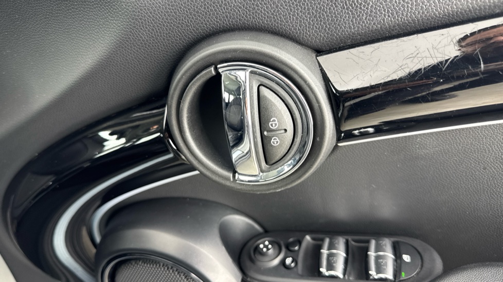 MINI Hatchback 1.5 Cooper Classic Premium 5dr Petrol Hatchback - Image 37