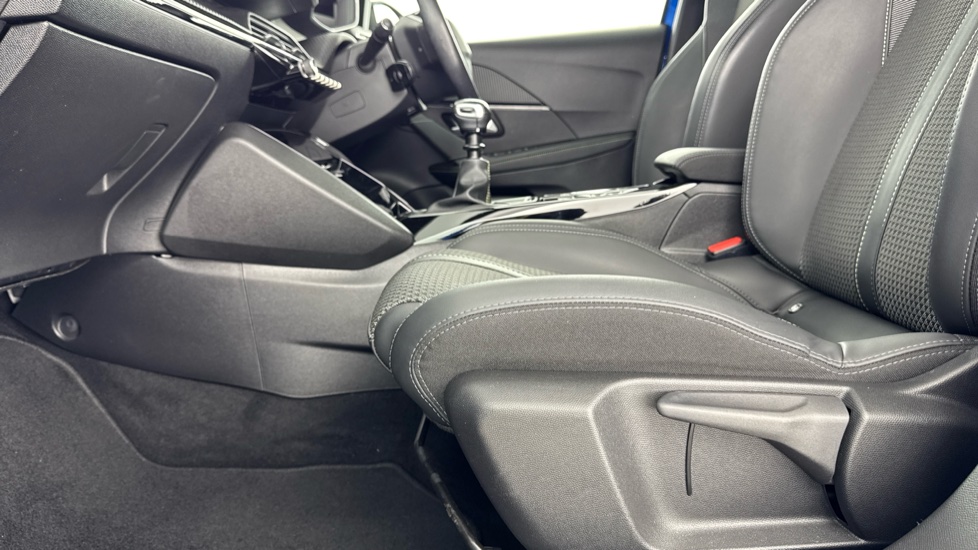 Peugeot 208 1.2 PureTech 100 GT 5dr Petrol Hatchback - Image 34