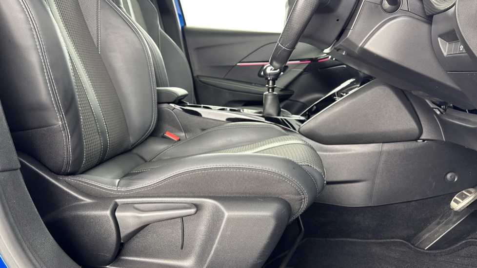 Peugeot 208 1.2 PureTech 100 GT 5dr Petrol Hatchback - Image 42
