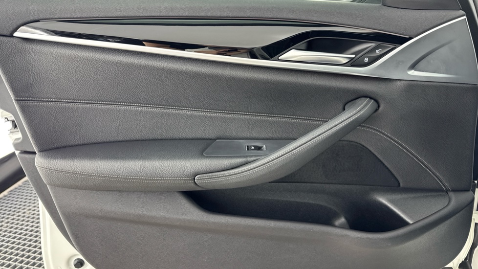 BMW 5 Series 520d SE 4dr Auto Diesel Saloon - Image 32