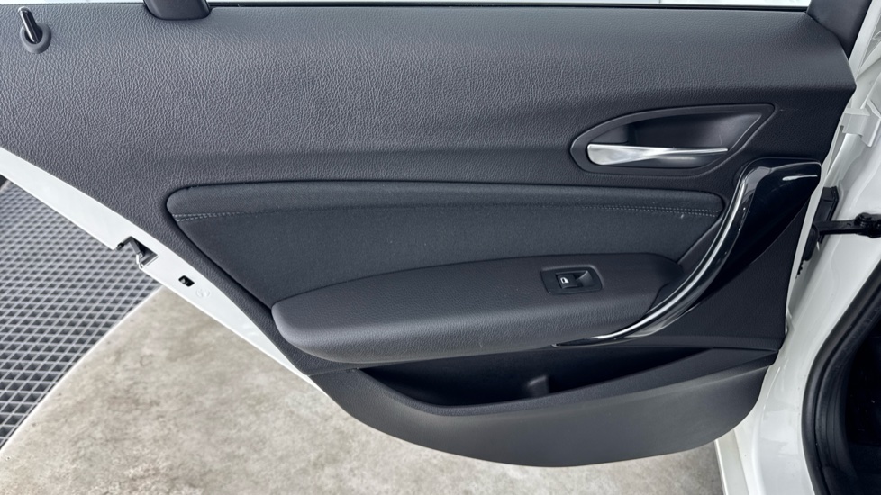 BMW 1 Series 118i [1.5] Sport 5dr [Nav] Petrol Hatchback - Image 34
