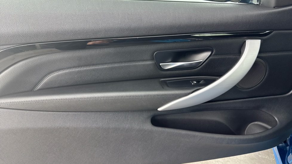 BMW 4 Series 420i xDrive M Sport 2dr Auto [Professional Media] Petrol Coupe - Image 32