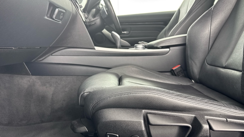 BMW 4 Series 420i xDrive M Sport 2dr Auto [Professional Media] Petrol Coupe - Image 33
