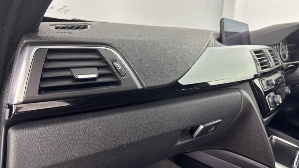 BMW 4 Series 420i xDrive M Sport 2dr Auto [Professional Media] Petrol Coupe - Image 34