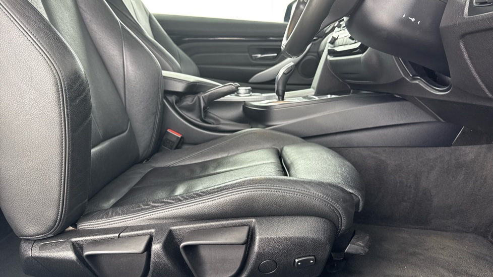 BMW 4 Series 420i xDrive M Sport 2dr Auto [Professional Media] Petrol Coupe - Image 41