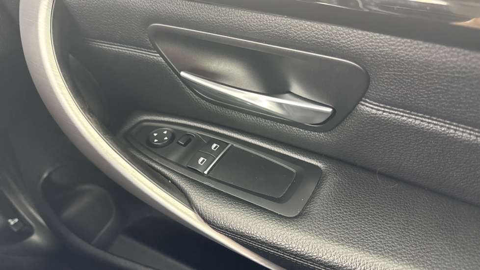 BMW 4 Series 420i xDrive M Sport 2dr Auto [Professional Media] Petrol Coupe - Image 49