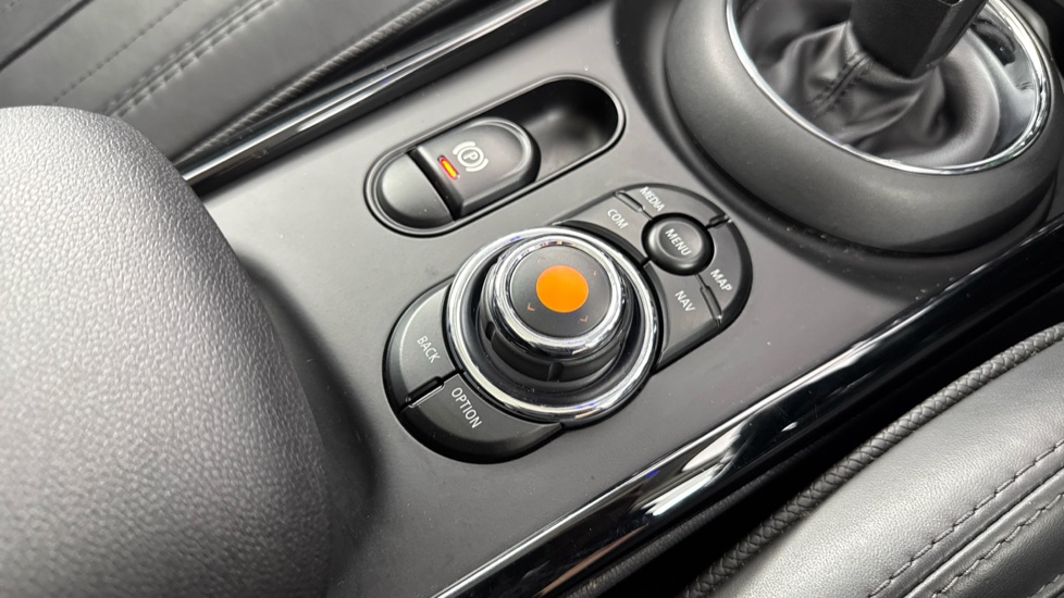 MINI Clubman 1.5 Cooper Exclusive 6dr Auto [Comfort Pack] Petrol Estate - Image 19