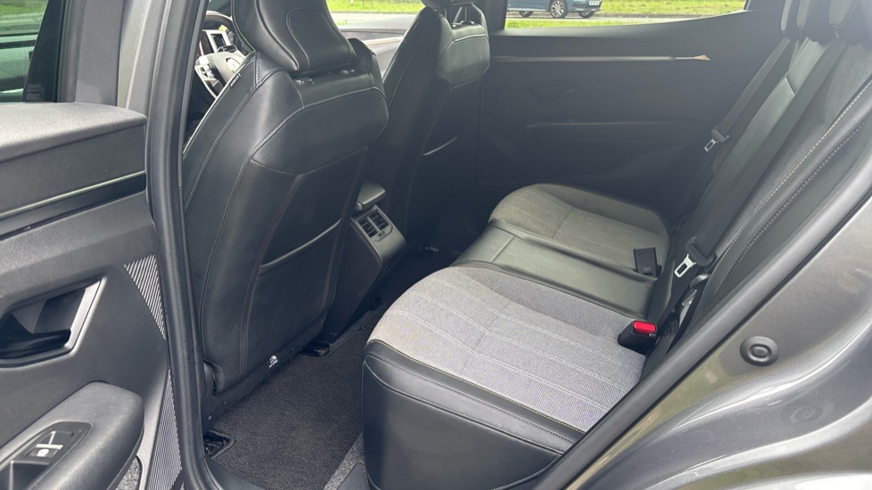 Renault Megane E-Tech EV60 160kW Iconic 60kWh Optimum Charge 5dr Auto Electric Hatchback - Image 16