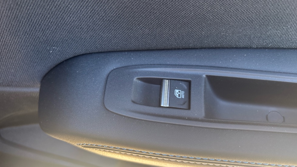 Renault Symbioz 1.8 E-Tech FHEV 160 Techno Esprit Alpine 5dr Auto Hybrid Estate - Image 37