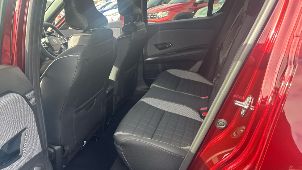 Renault 4 110kW Iconic+ 52kWh Comfort range 5dr Auto Electric Estate - Image 16