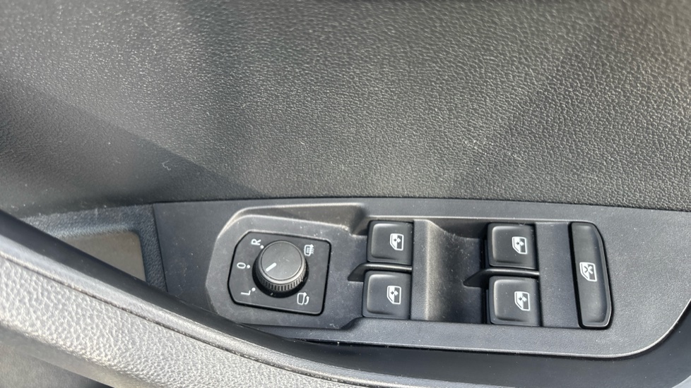 Skoda Karoq 1.5 TSI Sportline 5dr Petrol Estate - Image 33
