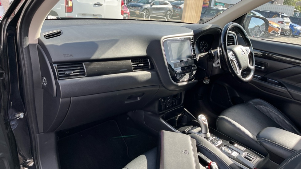 Mitsubishi Outlander 2.0 PHEV GX4hs 5dr Auto Estate - Image 9
