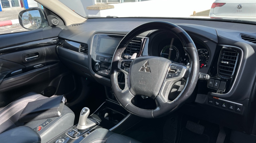 Mitsubishi Outlander 2.0 PHEV GX4hs 5dr Auto Estate - Image 11