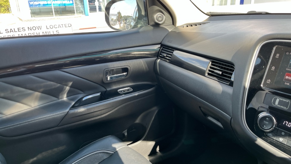 Mitsubishi Outlander 2.0 PHEV GX4hs 5dr Auto Estate - Image 14