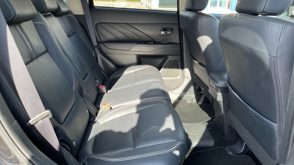 Mitsubishi Outlander 2.0 PHEV GX4hs 5dr Auto Estate - Image 16