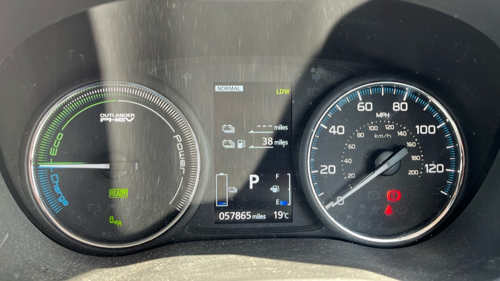 Mitsubishi Outlander 2.0 PHEV GX4hs 5dr Auto Estate - Image 18