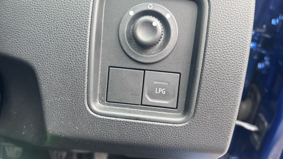 Dacia Duster 1.0 TCe 100 Comfort 5dr Bi Fuel Estate - Image 35
