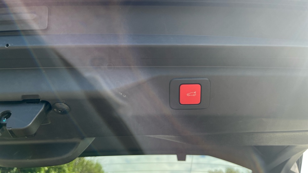 Peugeot 3008 157kW GT 73kWh 5dr Auto Electric Estate - Image 21