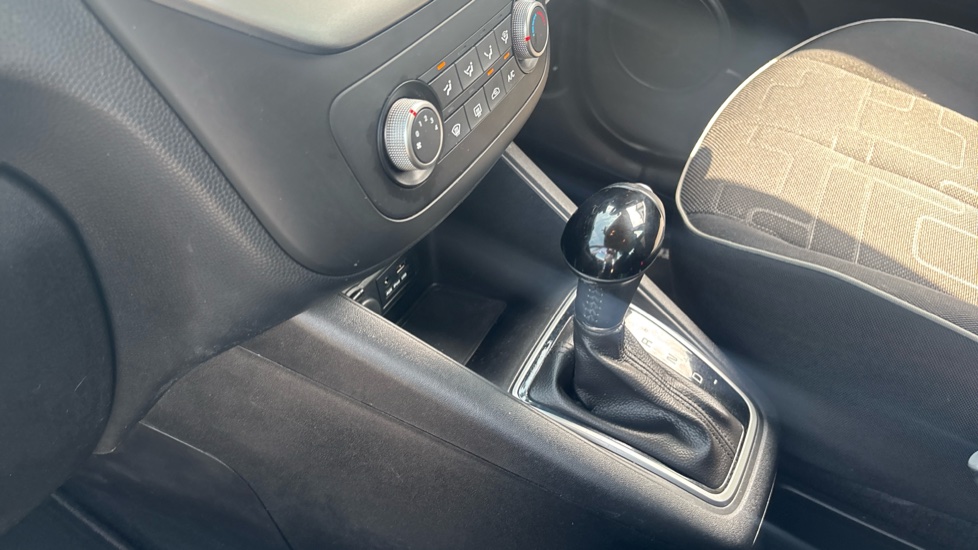 Kia Venga 1.6 2 5dr Auto [6] Petrol Hatchback - Image 13
