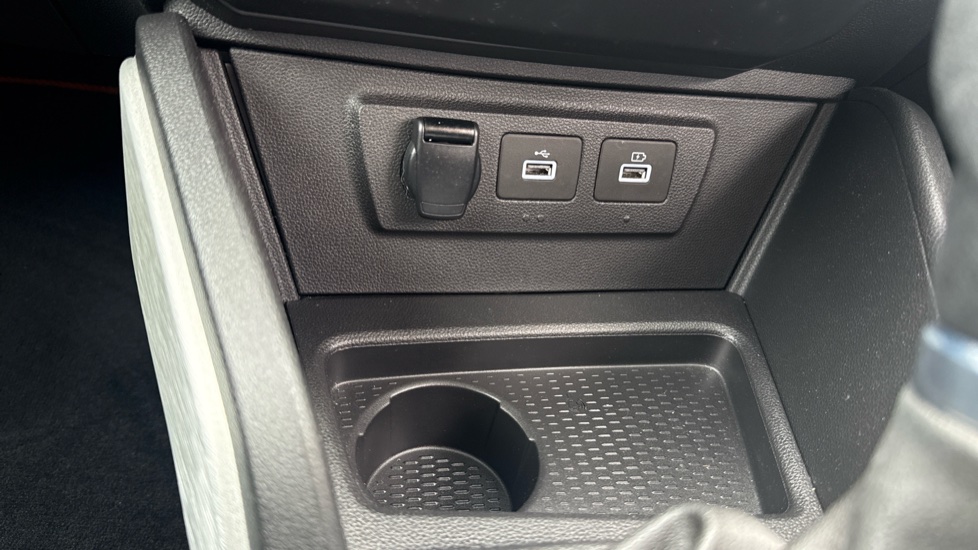 Dacia Duster 1.3 TCe 150 Prestige 5dr EDC Petrol Estate - Image 36