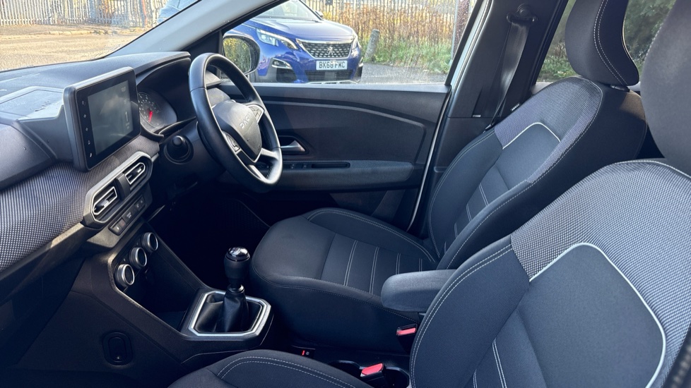 Dacia Jogger 1.0 TCe Expression 5dr Petrol Estate - Image 9